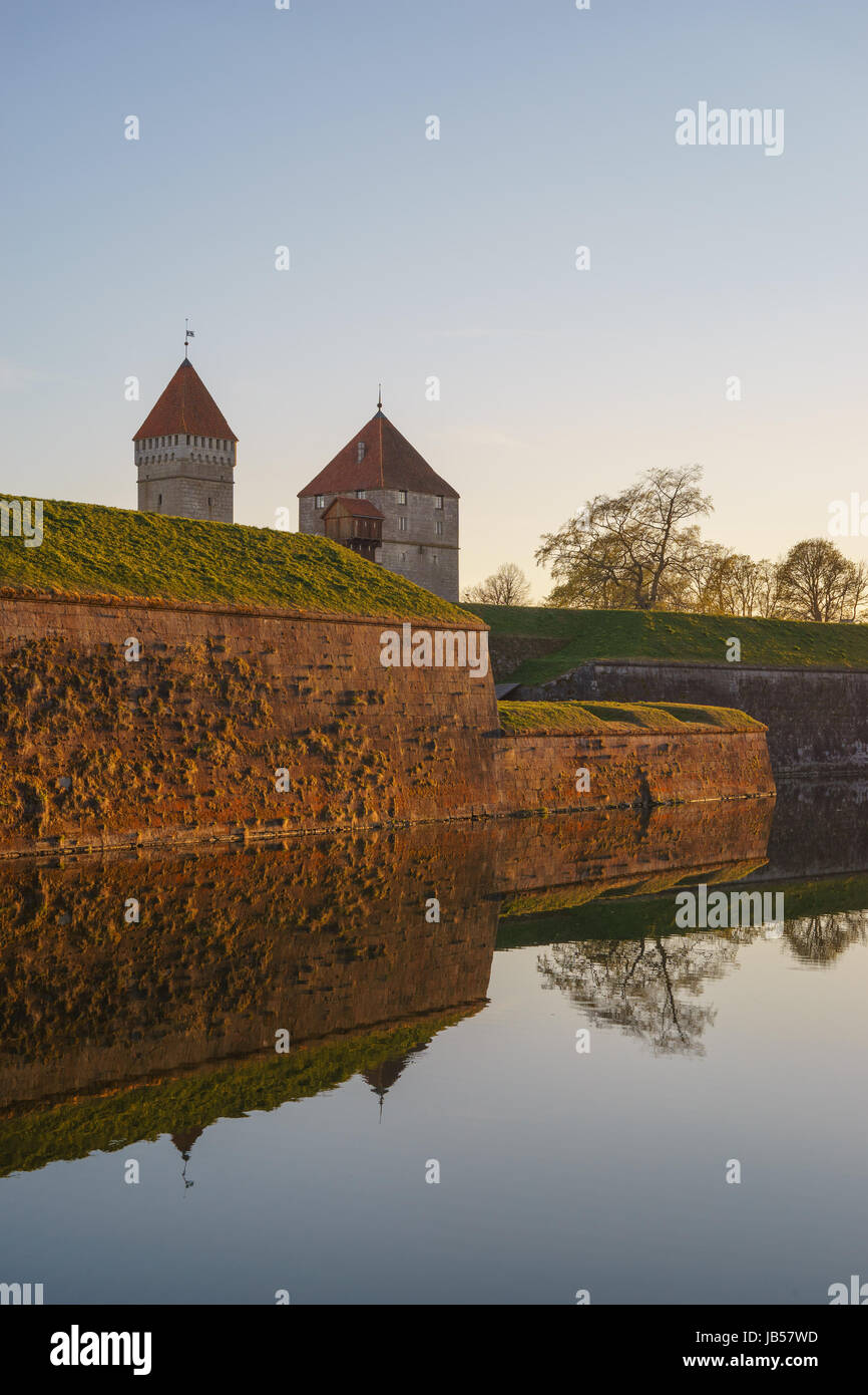 Kuressaare bischöflichen Burg und Burggraben mit Wasser im Abendlicht, Saaremaa, Estland Stockfoto