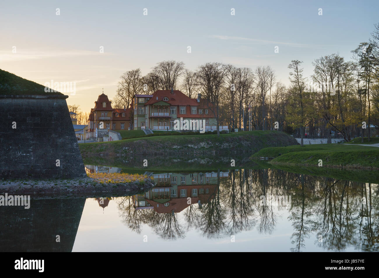 Wunderbare Frühling Sonnenaufgang über Kuressaare Stadtpark, Saaremaa, Estland Stockfoto