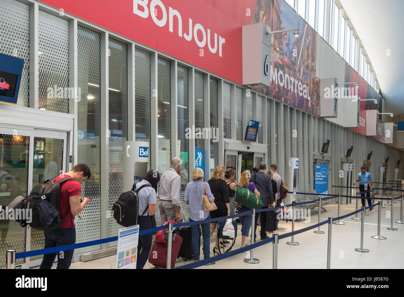 Montreal, Kanada - 8. Juni 2017: Reisende in der Schlange an Bord bus in Montreal Coach terminal Stockfoto