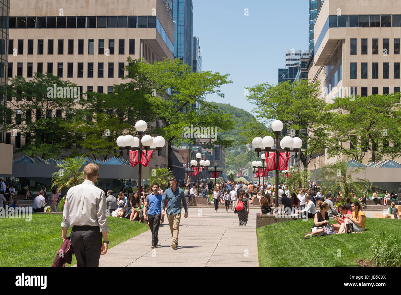 Montreal, Kanada - 8. Juni 2017: Place Ville Marie Esplanade und Mount Royal im Hintergrund Stockfoto