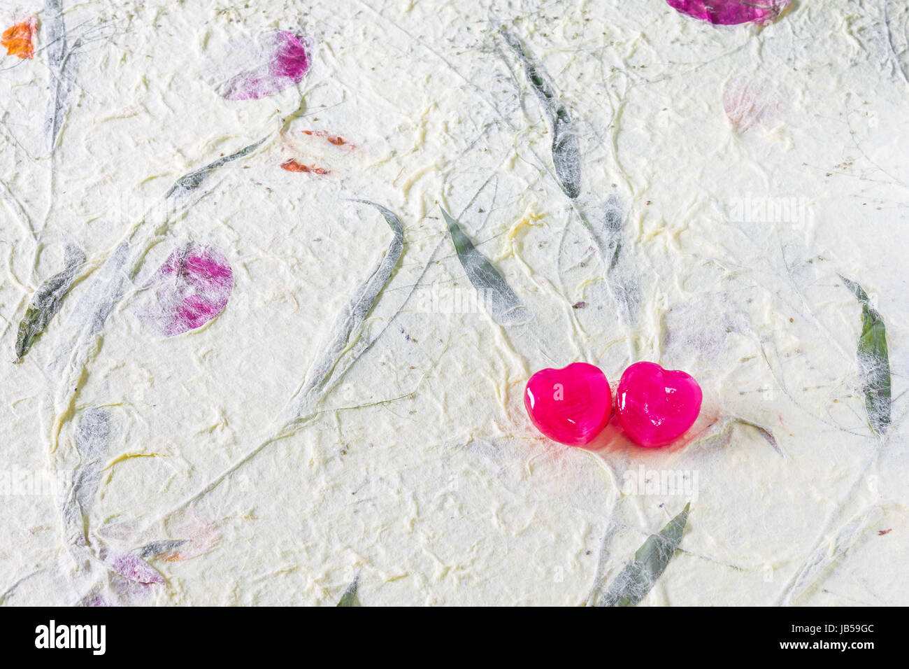 2 rotes Herz Candy auf Maulbeere Papieroberfläche für süße, Liebe, Romantik, klassische Werk. Pastell farbigen Hintergrund Stockfoto