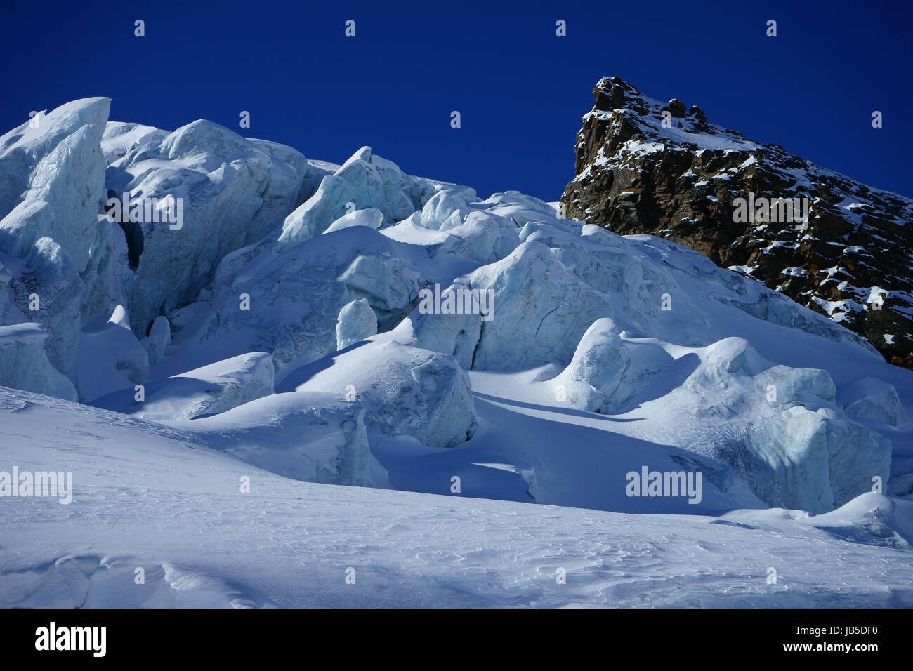 Feegletscher mit Gletscherspalten und Seracs, Mischabel Bergkette, Saas Fee, Wallis, Schweiz Stockfoto