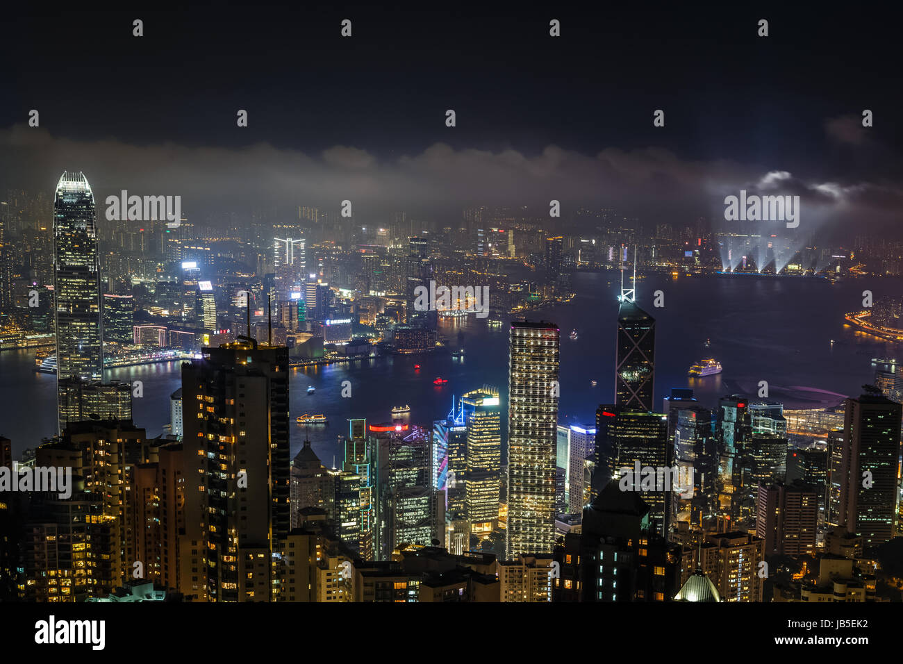 Aerial Nachtansicht vom Victoria Peak nach Kowloon Bay und Wolkenkratzer von Hong Kong Island, Republik China Stockfoto