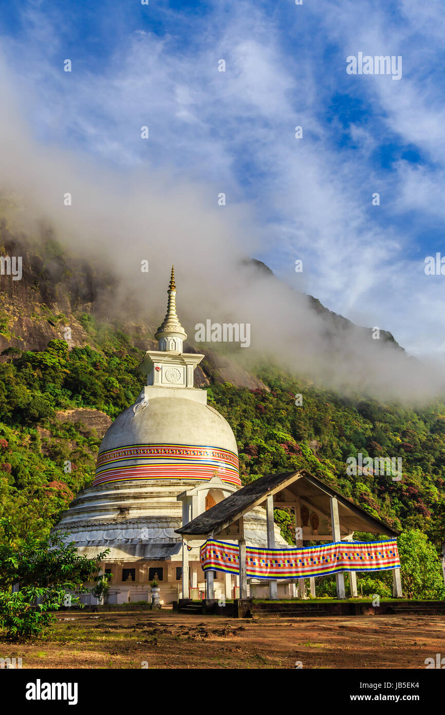 Buddhistische Stupa mit grünen Bergen und blauem Himmel, auf dem Weg an die Spitze der Adam's Peak, Sri Lanka Stockfoto