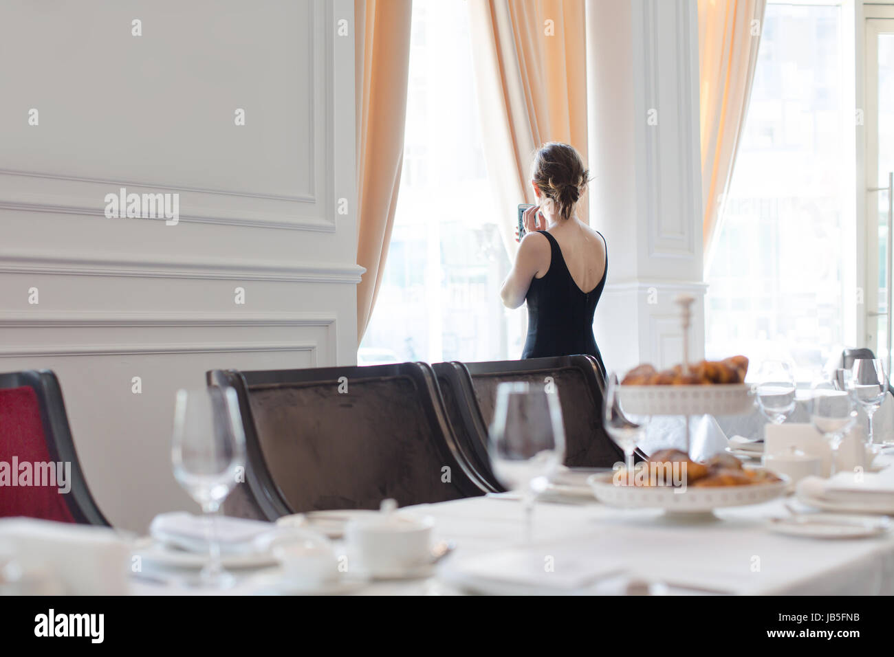 Frau in Kleid in den Bankettsaal Stockfoto