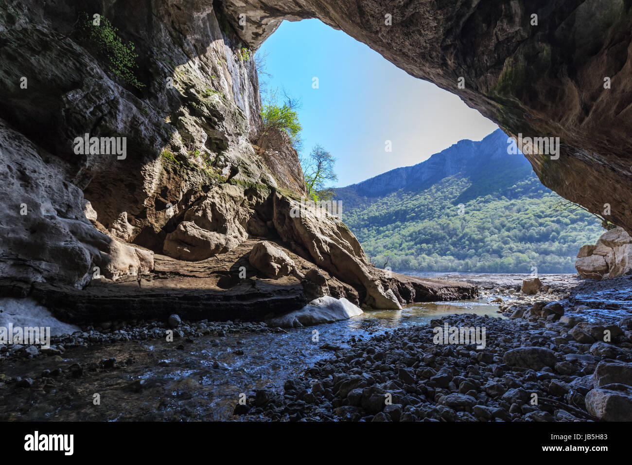 Ponicova Höhleneingang in dem linken Ufer der Donau in Ciucaru Mare Berg Stockfoto