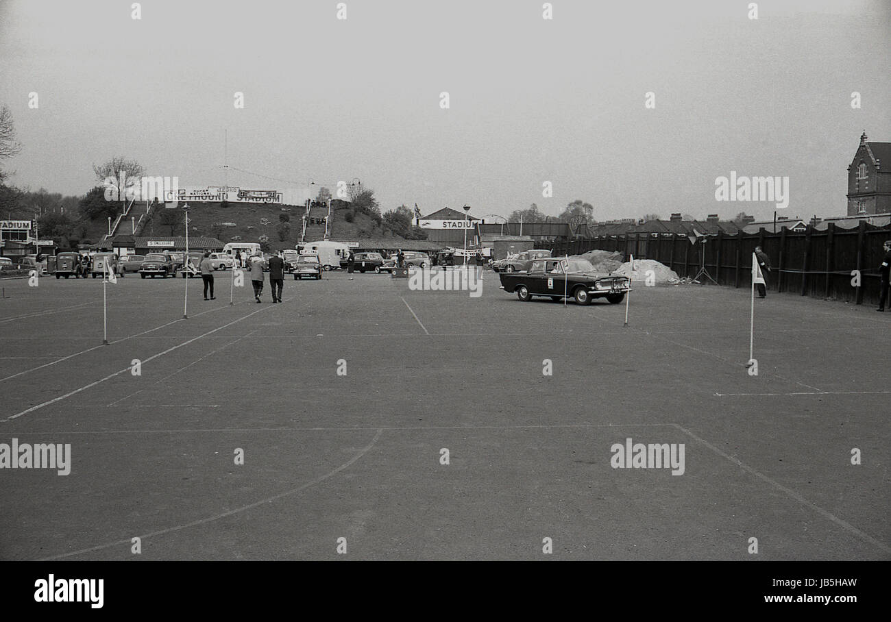 1960er-Jahren, historische, zeigt Bild Autos Eckfahnenstangen auf dem Parkplatz am nstige Greyhound Stadium, Lewisham, London, SE6 in der Fahrschüler des Jahres verhandelt. Stockfoto