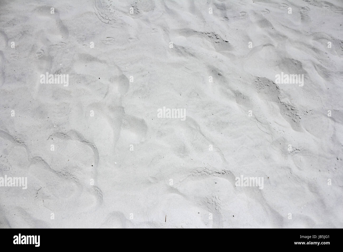 Detailansicht Hintergrund neunundneunzig Prozent feine Korn pulvrige weiße graue Quarz Siesta Beach, Florida Sand außerhalb an einem sonnigen Tag. Stockfoto