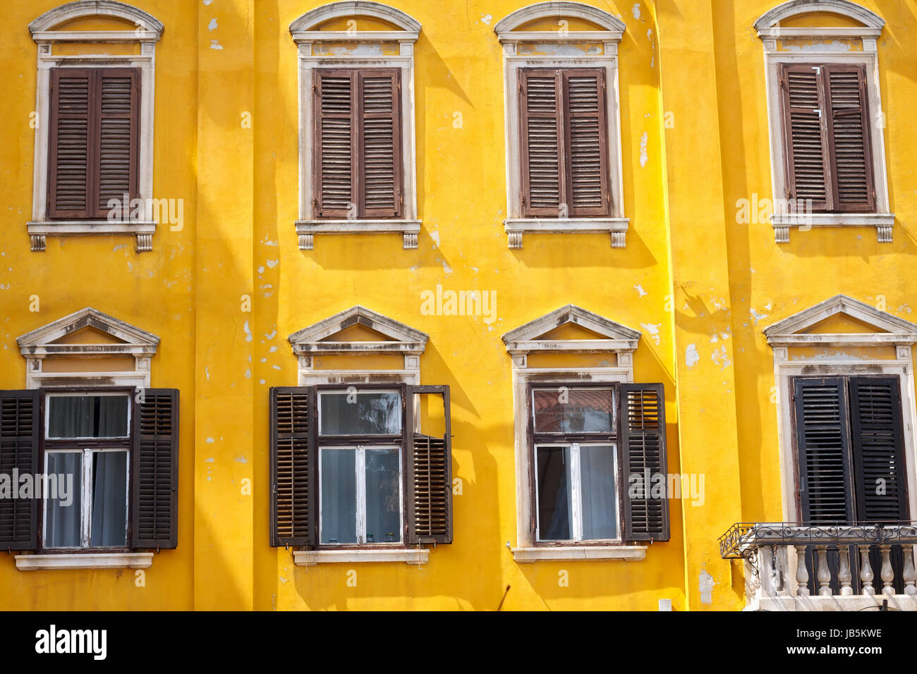 Bild von einem Jahrgang, gelbes Gebäude in Pula, Kroatien Stockfoto