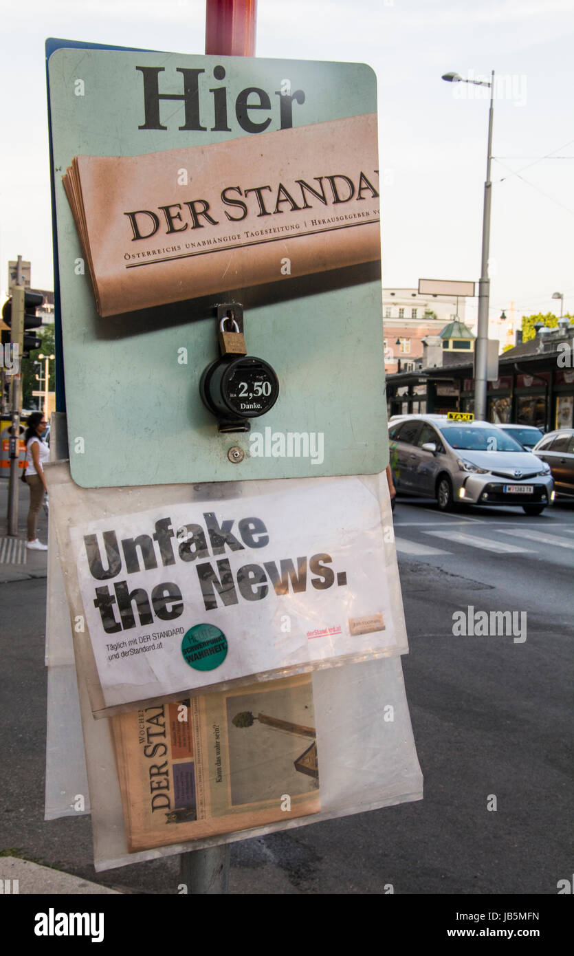 Marketing-Kampagne für eine deutschsprachige Zeitung in Wien, Österreich, Echos die Sprache von Präsident Trump, ungünstige Berichterstattung verunglimpfen Stockfoto