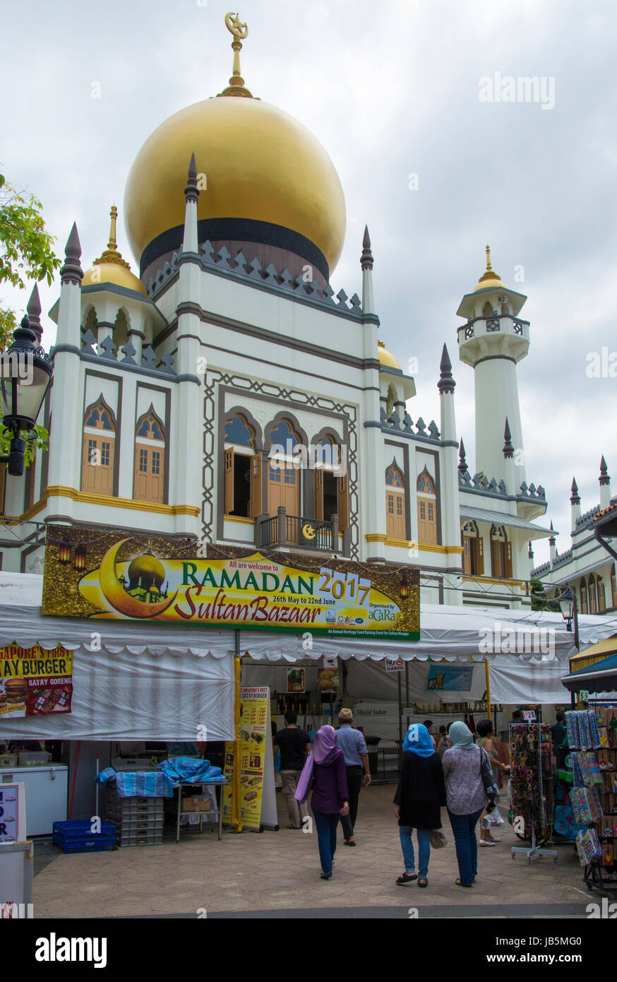 Moslems beobachten Ramadan in der Sultan-Moschee in Kampong Glam, Singapur Stockfoto