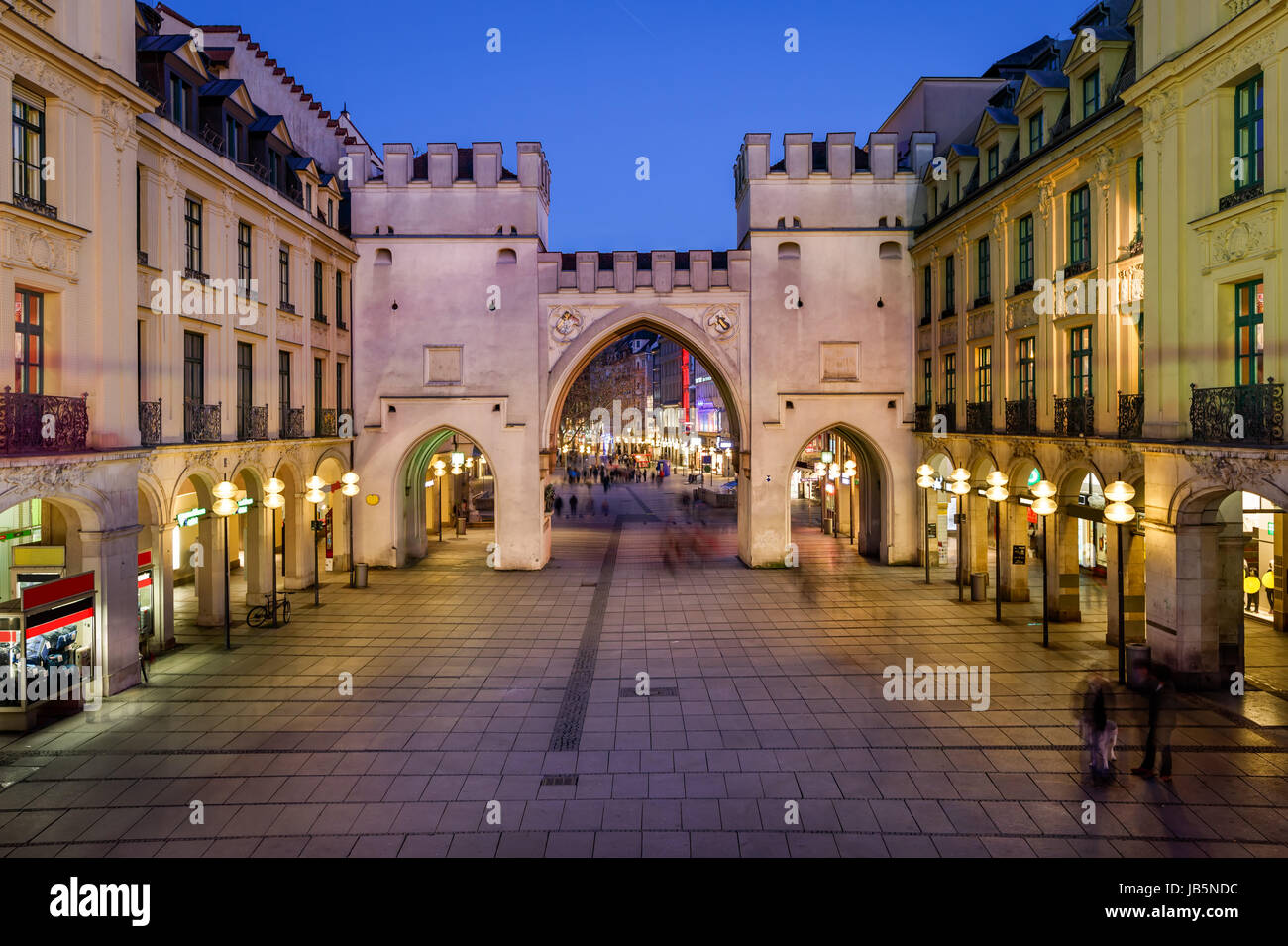 Karlstor Tor und Karlsplatz Platz am Abend, München, Deutschland Stockfoto