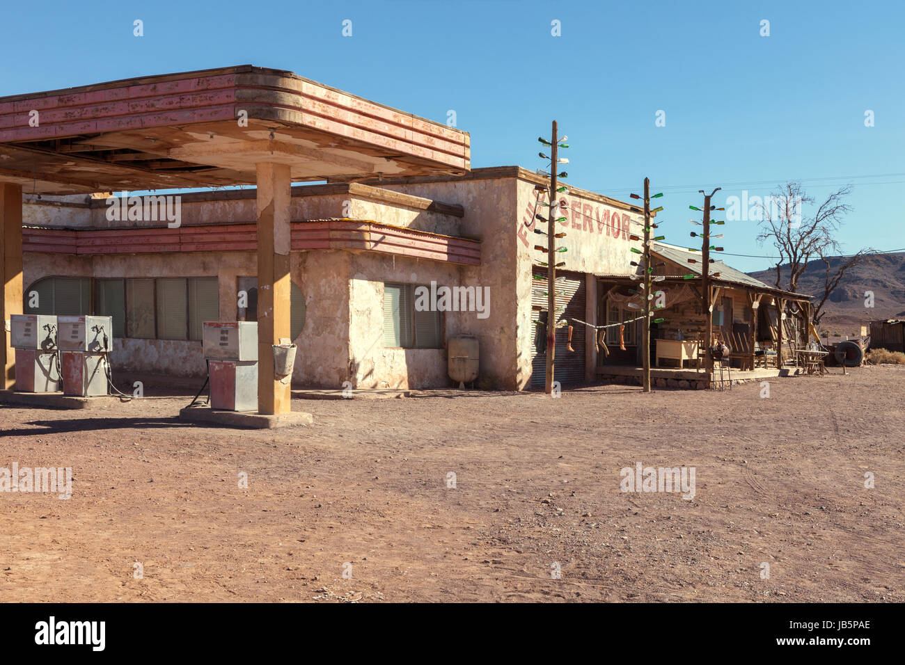 Alte Tankstelle in Sahara Wüste in der Nähe von Ouarzazate, Marokko. Durchtrainierten Bild. Stockfoto