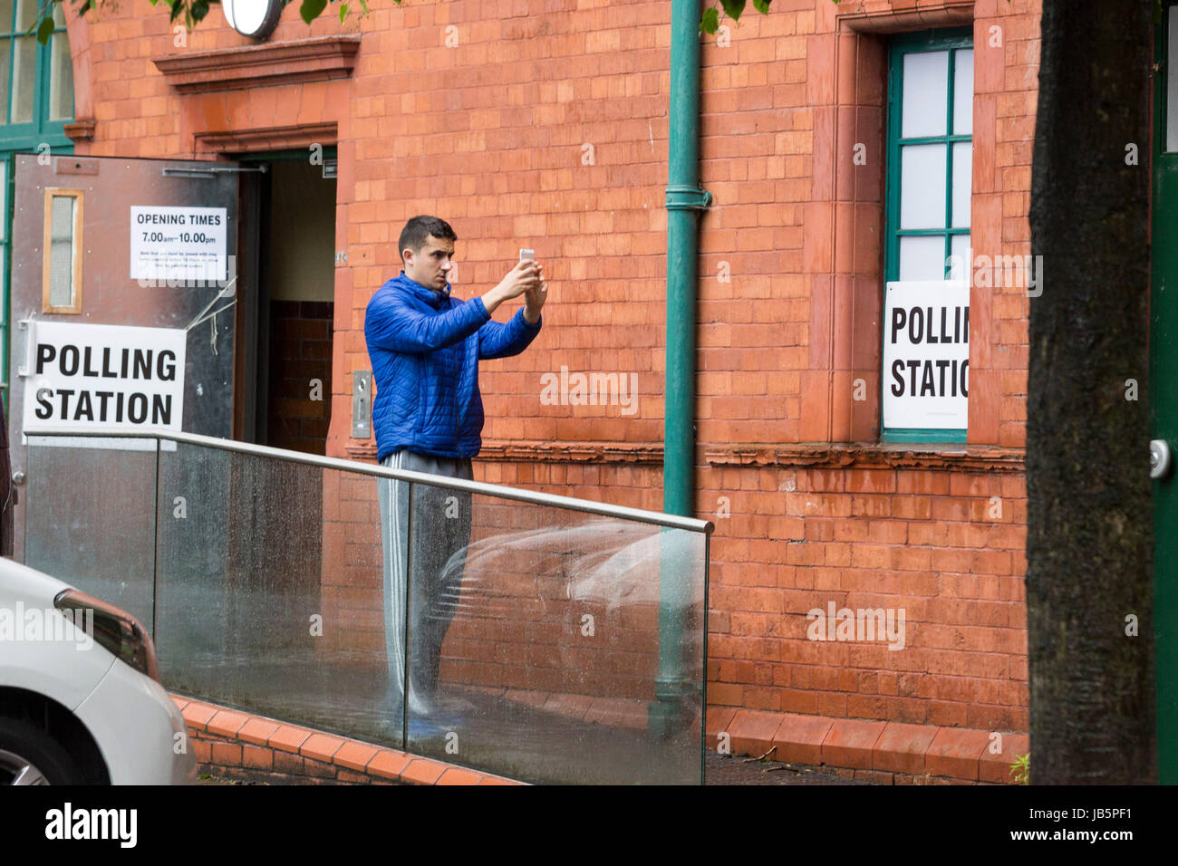 06.08.17 SALFORD, öffnen Sie die Umfragen für 2017, die General Election.A Mann eine Selfie Hinweistafel Wahllokal in Salford-Jungs-Club nimmt Stockfoto