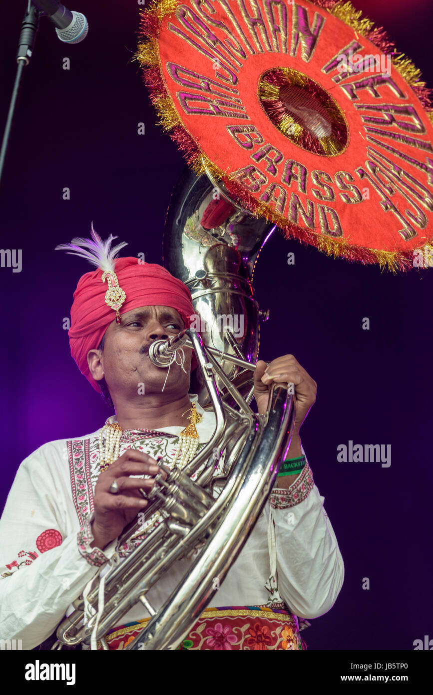 Rajasthan Erbe Brass Band führen Sie auf dem Wychwood Festival, Cheltenham, Großbritannien Stockfoto