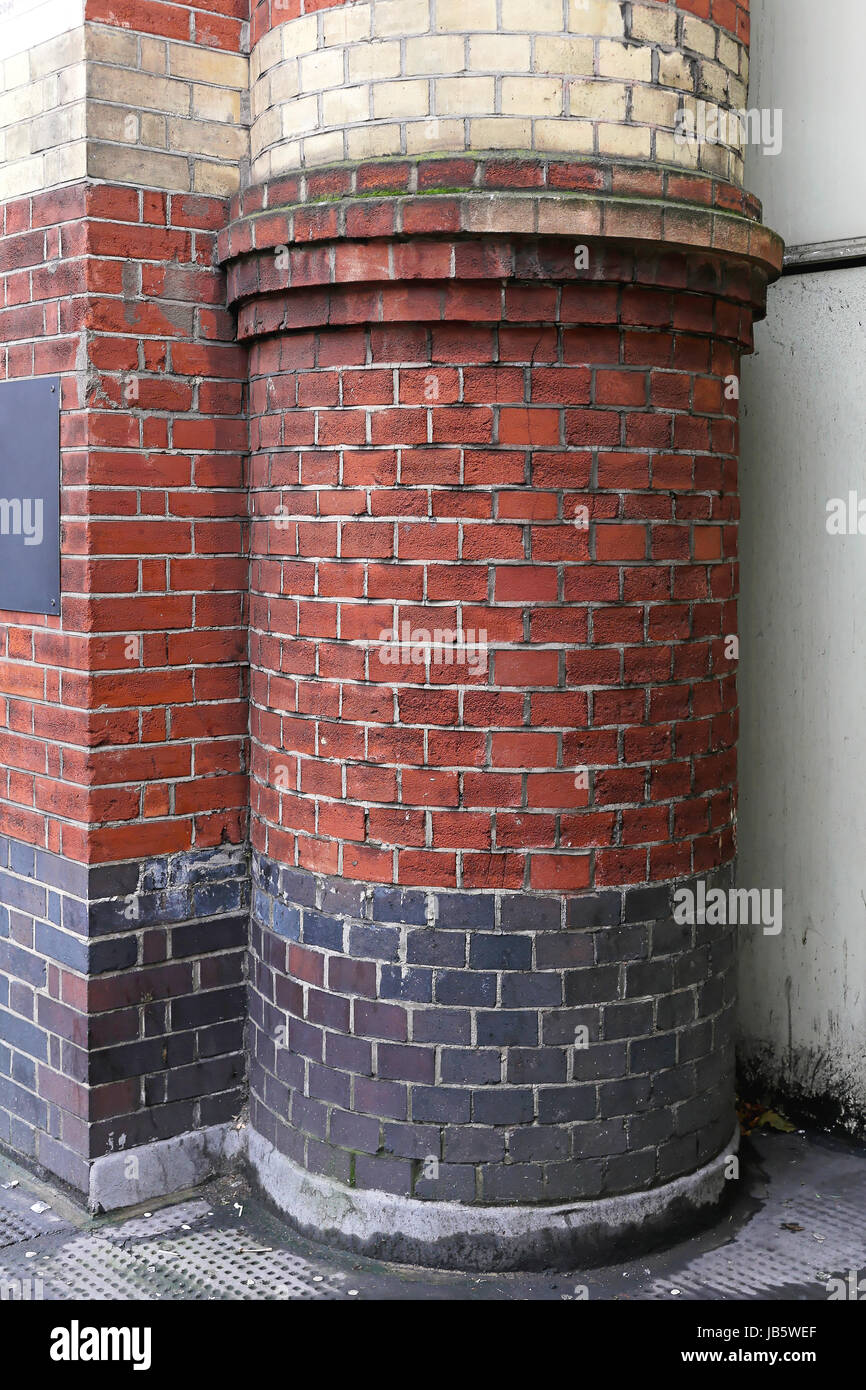 Architektonisches Detail Runde Säule aus Ziegeln gemacht Stockfoto