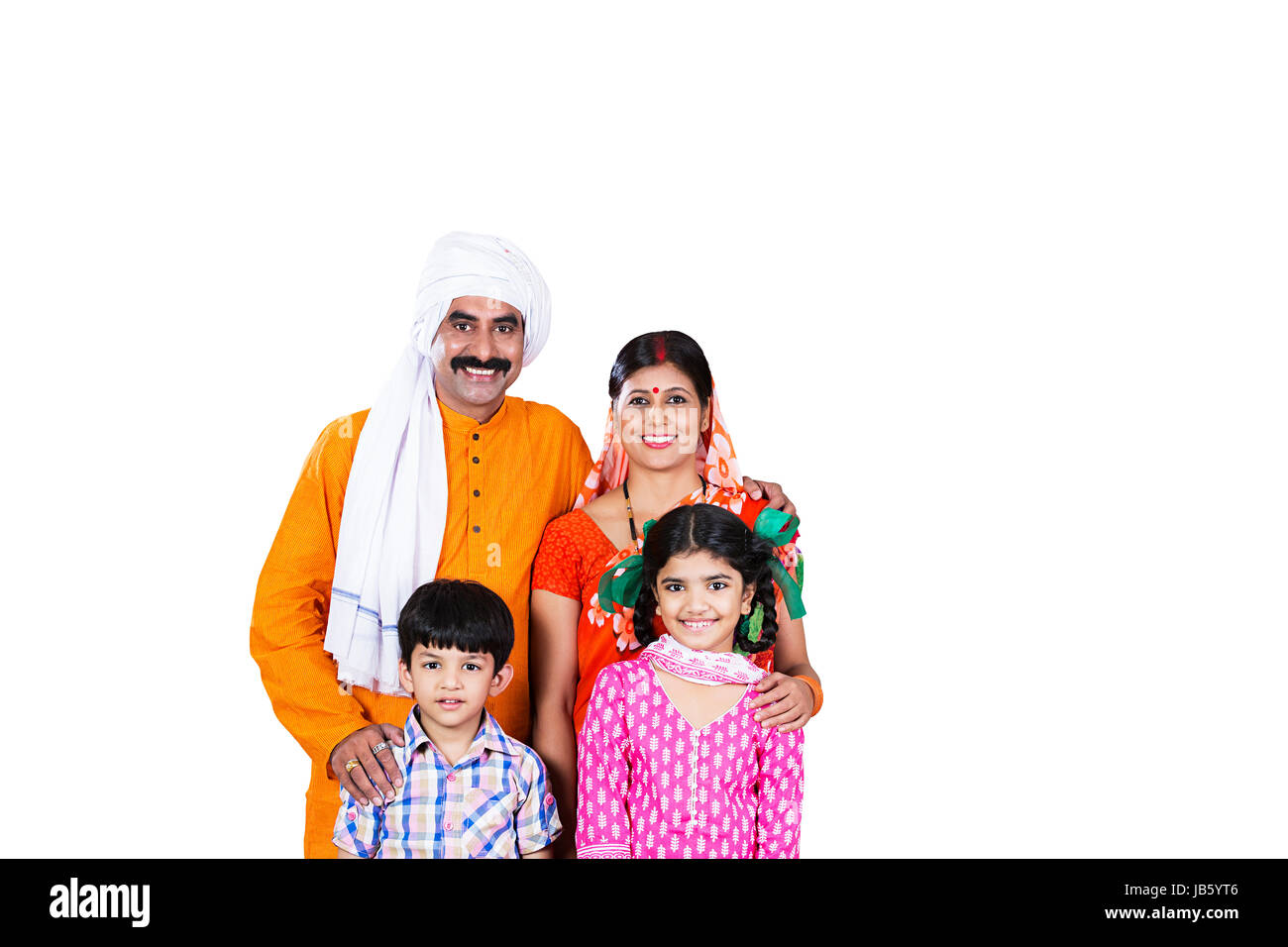 Indische Farme Familie - 4 Personen Eltern und Kinder gemeinsam im Studio shot auf weißem Hintergrund Stockfoto