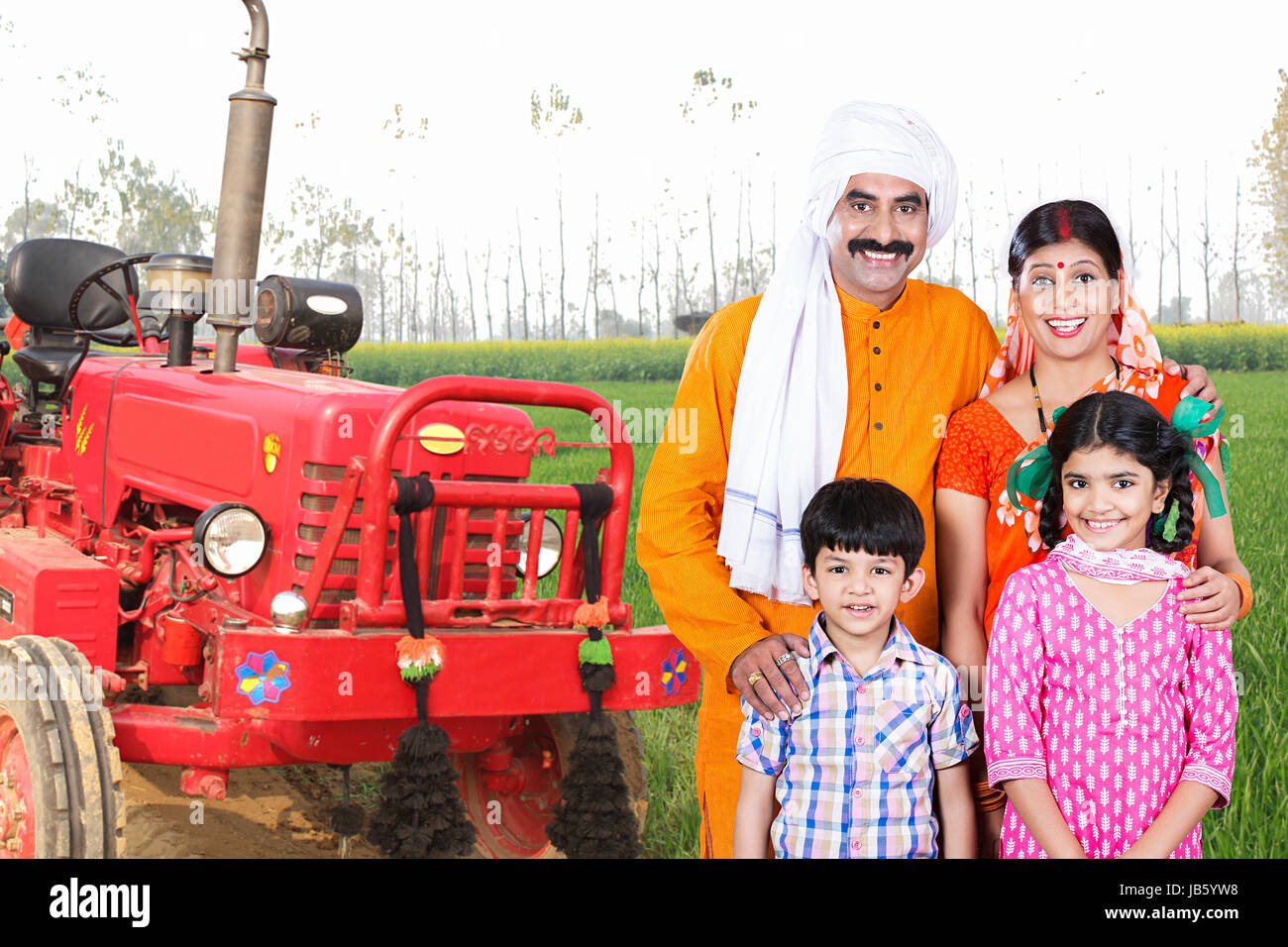 Indische Bauern Familie Menschen, Eltern und 2 Kinder stehen im Feld zusammen Lächeln Stockfoto
