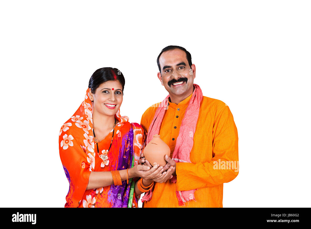 Happy 2 Indischen ländlichen Ehepaar Gemeinsam Holding piggy Bank spart Geld für die künftige Planung Stockfoto