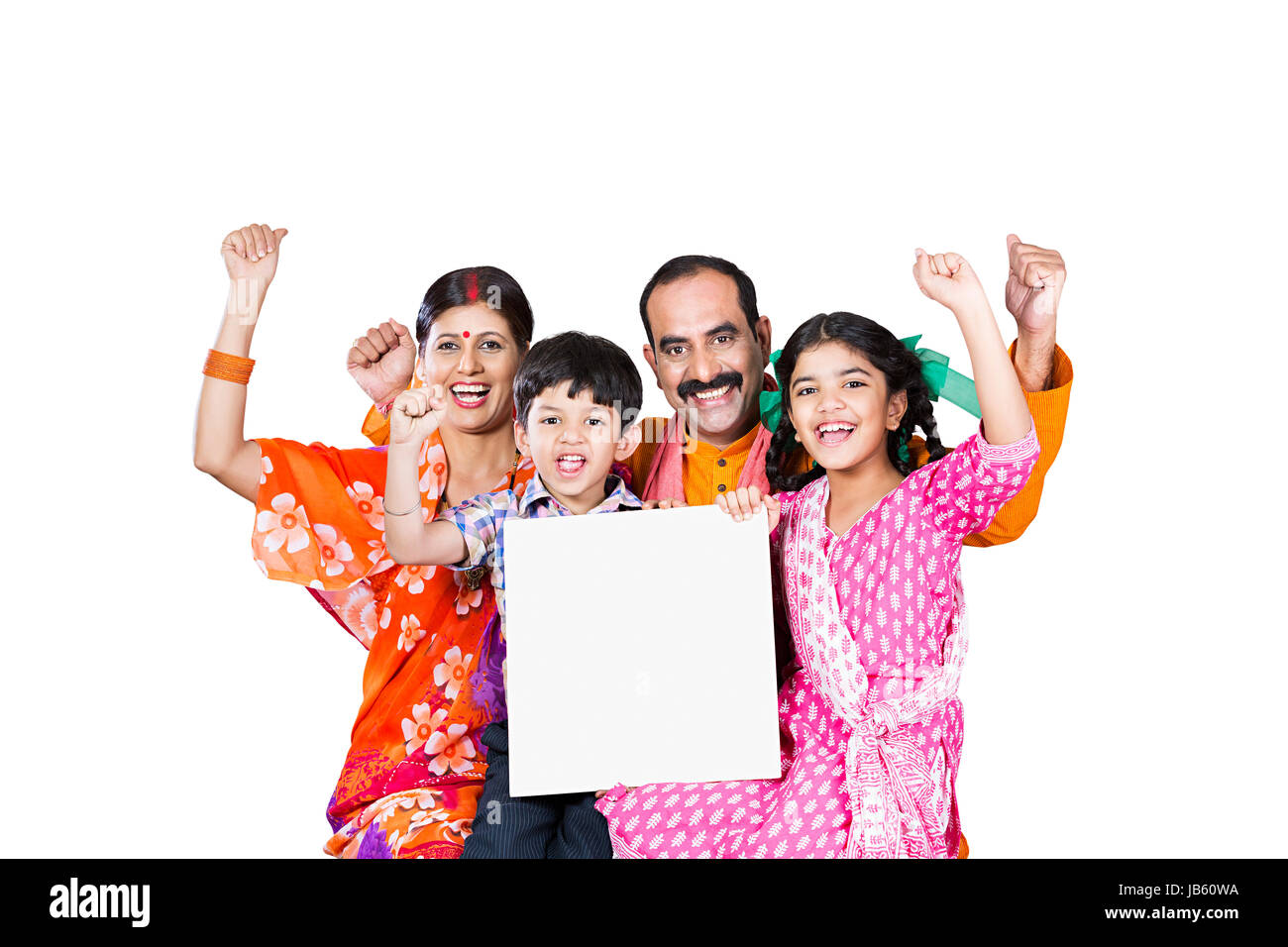 Happy Indischen ländlichen Familie - Eltern mit 2 Kindern sitzen zusammen und zeigt, White Board fröhliche Genießen auf weißem Hintergrund Stockfoto