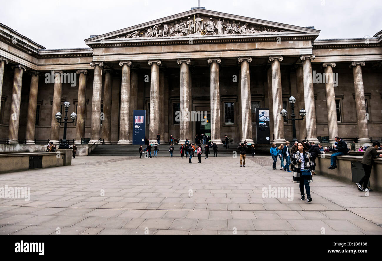Besucher bis zum Haupteingang des British Museum London Stockfoto