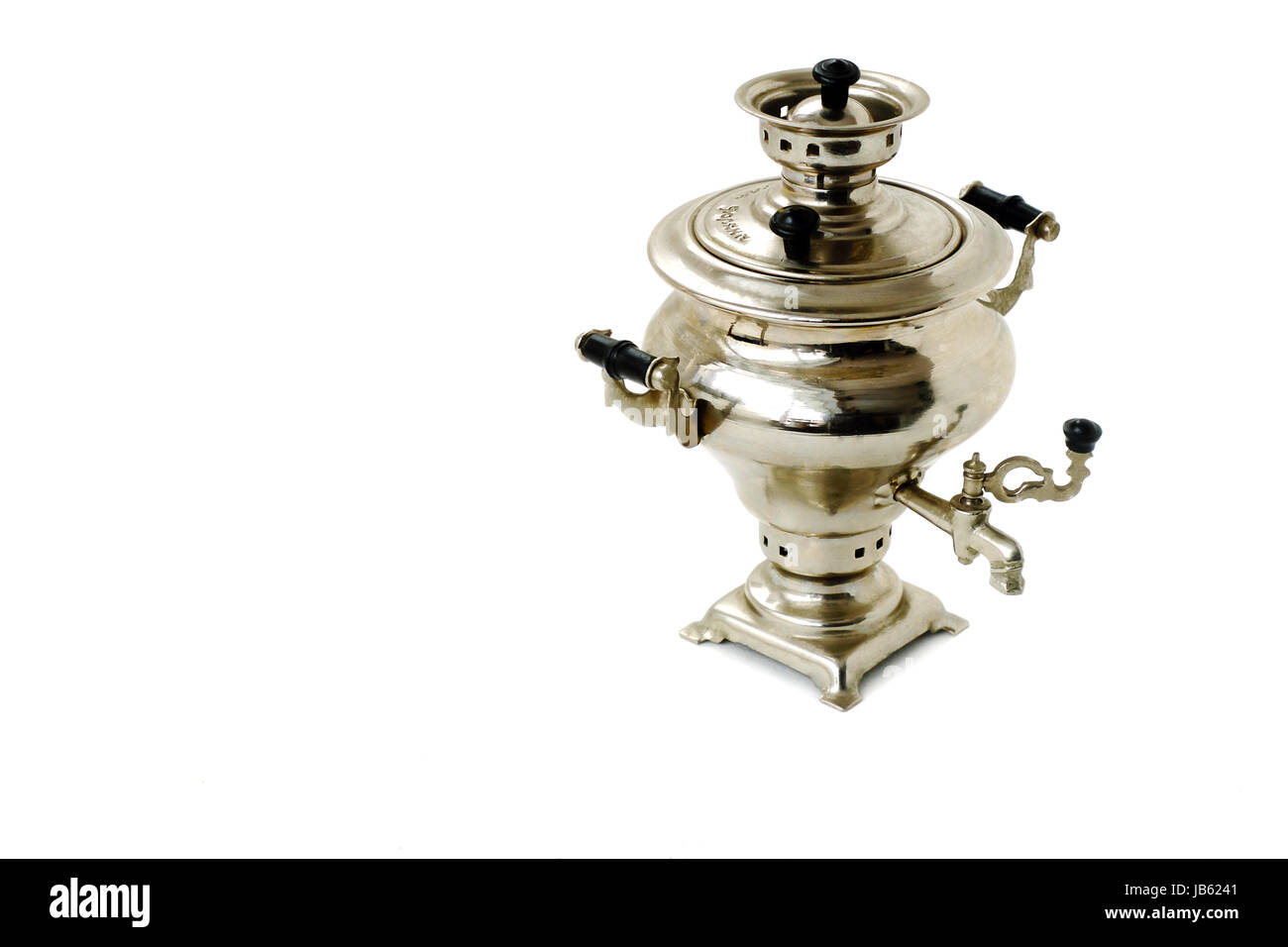 Modell der elektrischen Samowar weiß glänzendem Metall auf einem weißen Hintergrund in der Einzahl. Stockfoto