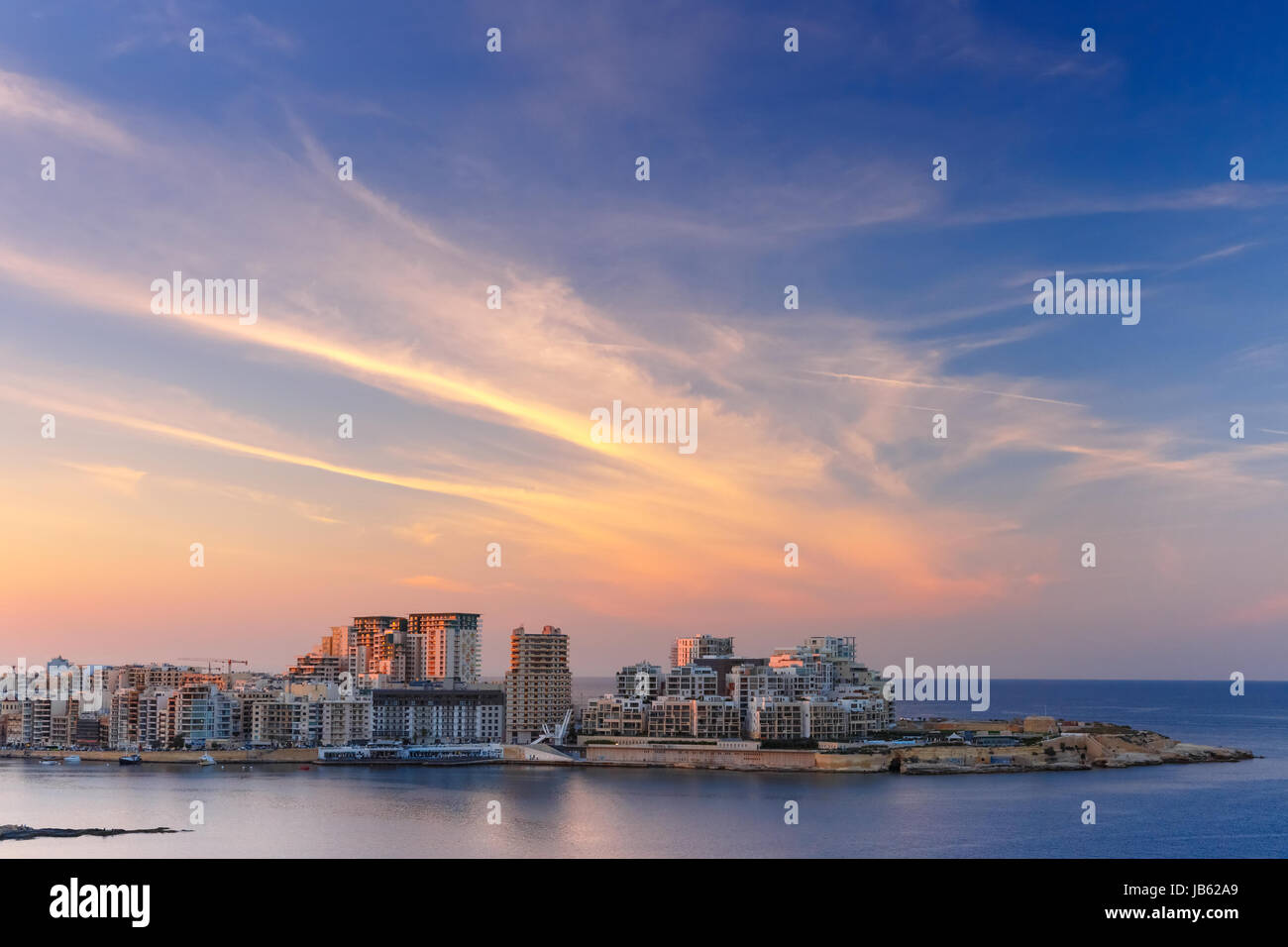 Sliema Skyline bei Sonnenuntergang von Valletta, Malta Stockfoto