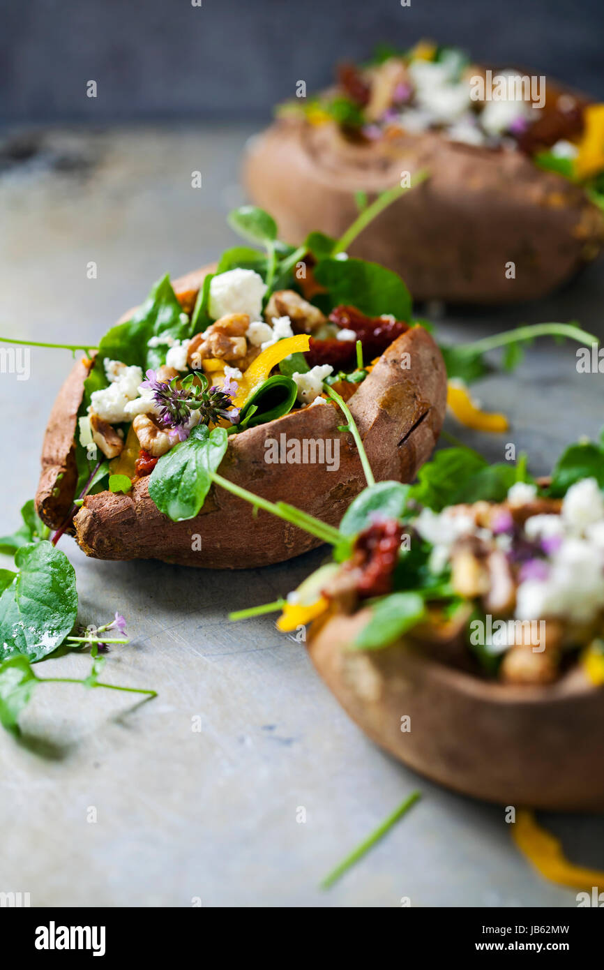 Gebackene Süßkartoffel mit Salat Stockfoto