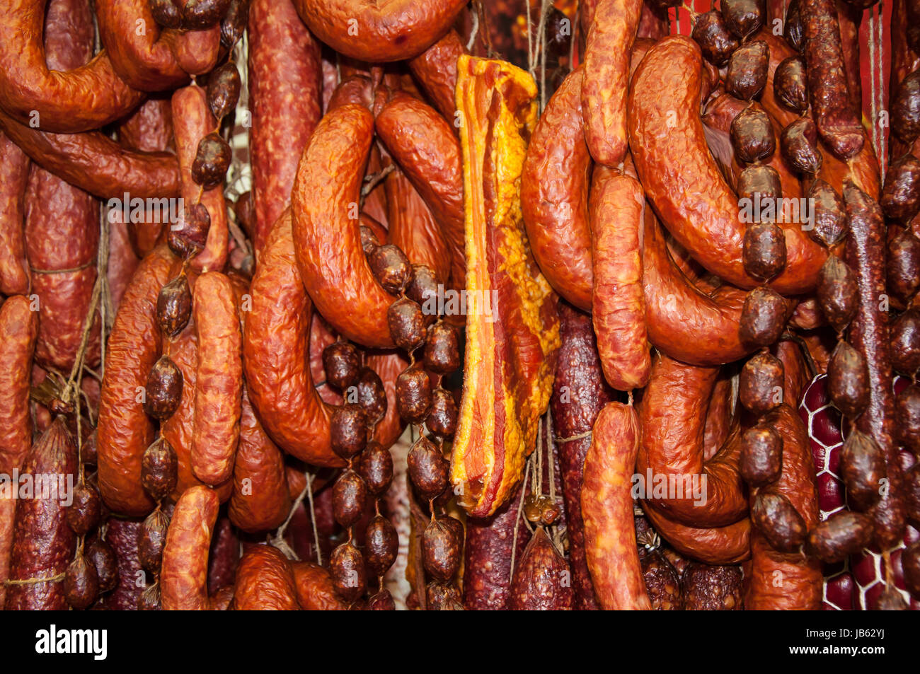 Geräucherte Wurst, Salami, Rohwurst mit Kräutern Stockfotografie - Alamy
