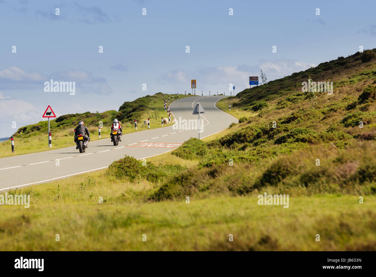 Horseshoe Pass oder Bwlch Yr Oernant in Llantysilio über Llangollen mit Motorradfahrern auf der A542 in der Nähe des Ponderosa Cafés North Wales Stockfoto