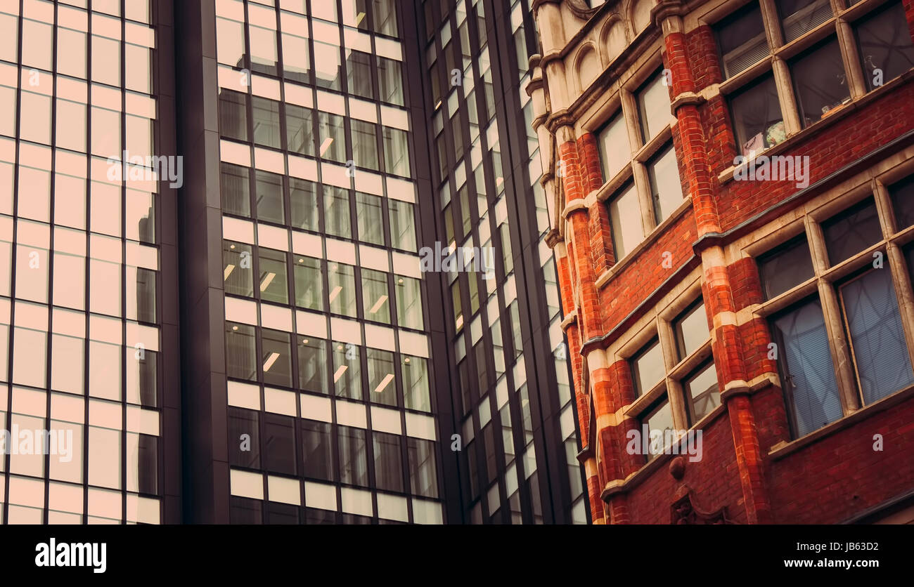 Der Kontrast zwischen neuer und Alter Architektur in London Stockfoto