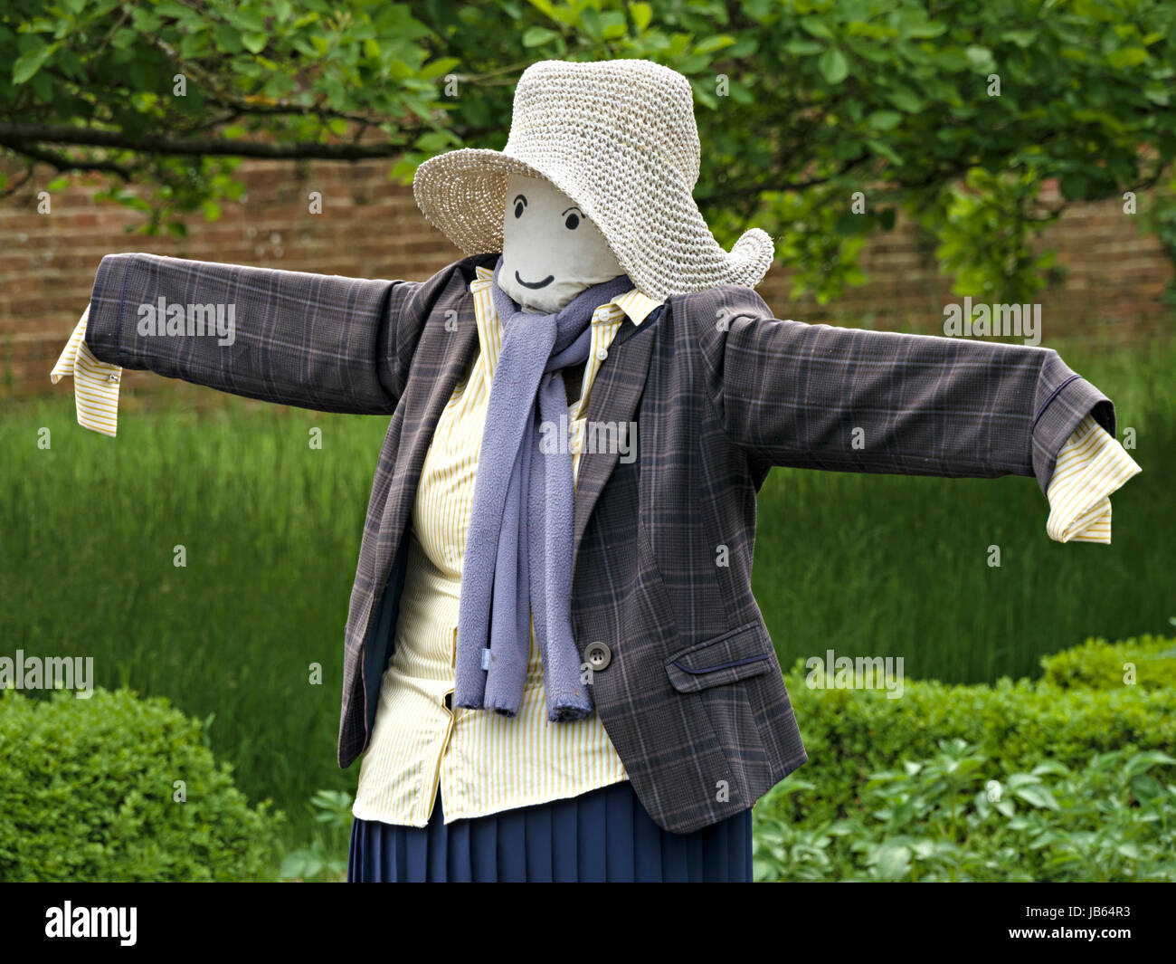 Neue, elegant gekleidet, Vogelscheuche im englischen Garten. Stockfoto