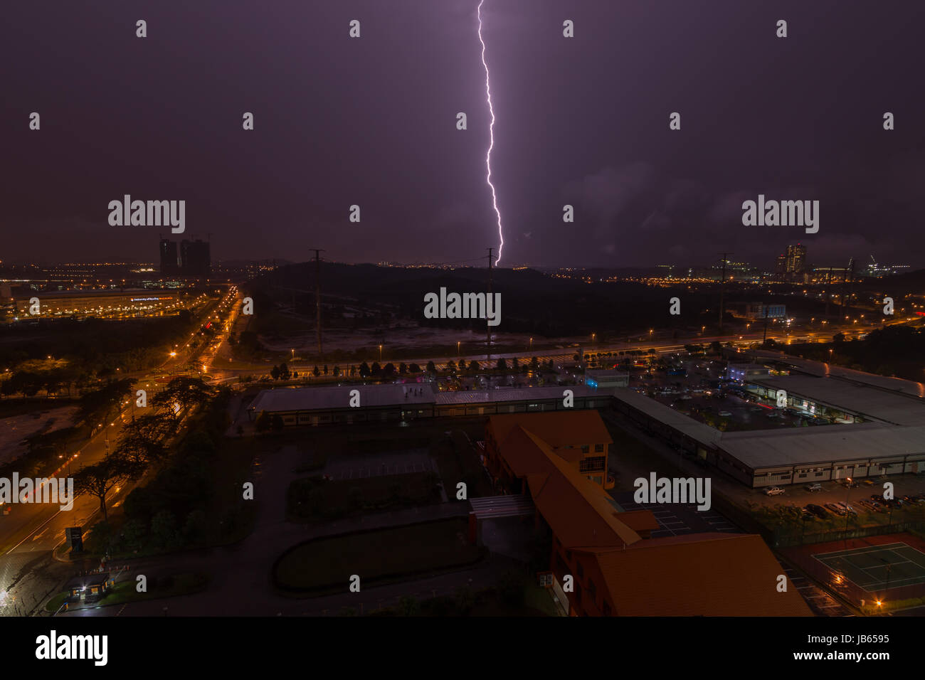 Blitze, die gefangen genommen, während ein tropischer Sturm in Johor, Malaysia Stockfoto