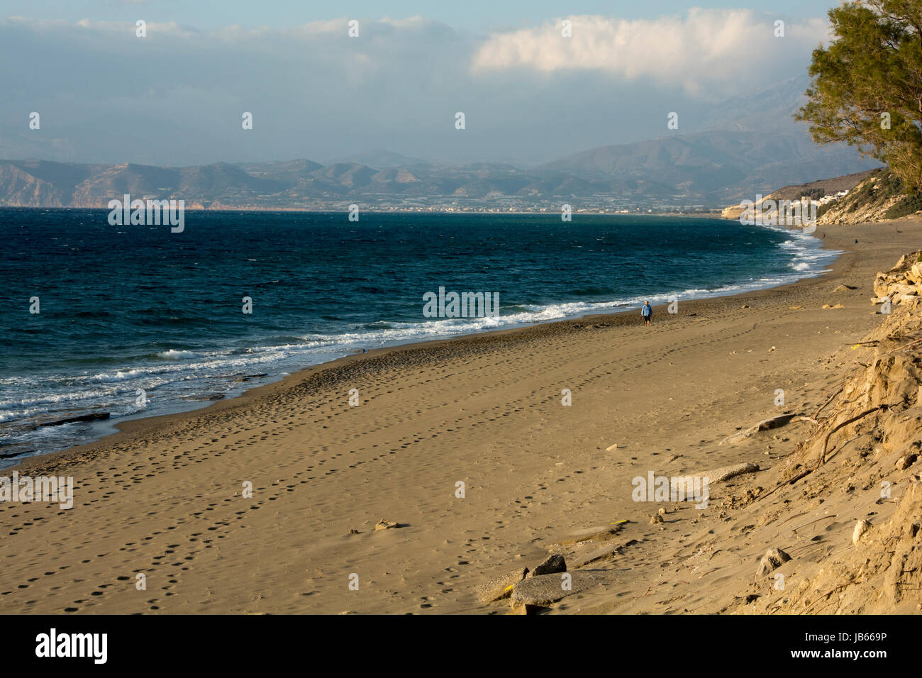 Komos Beach ist ein 4 km langer Sandstrand Strand an der Südküste von Kreta. Stockfoto