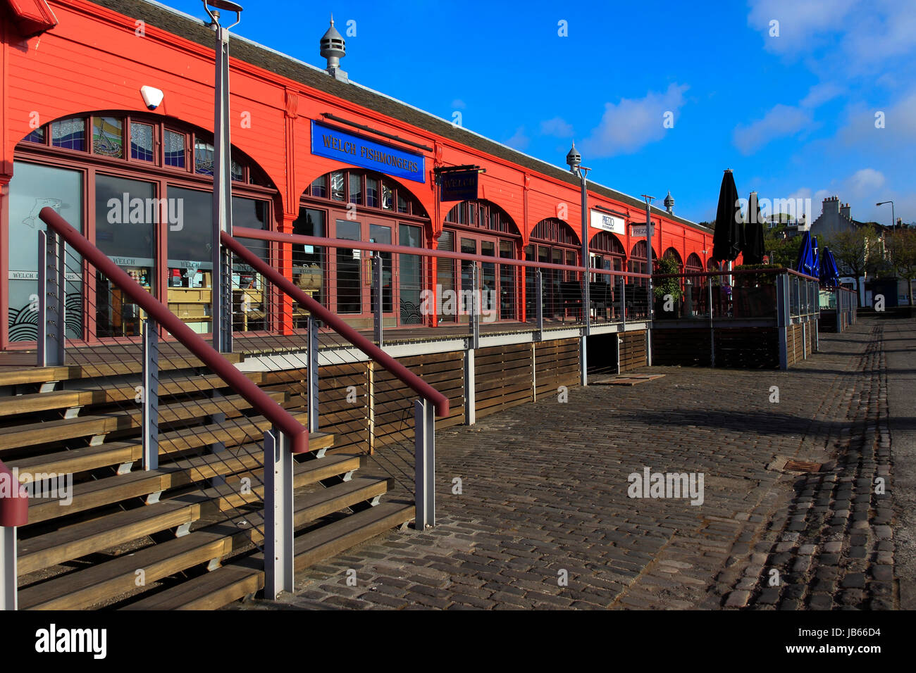 Fischhändler in einem ehemaligen viktorianischen Fischmarkt, Newhaven, Edinburgh, Schottland, Großbritannien Stockfoto