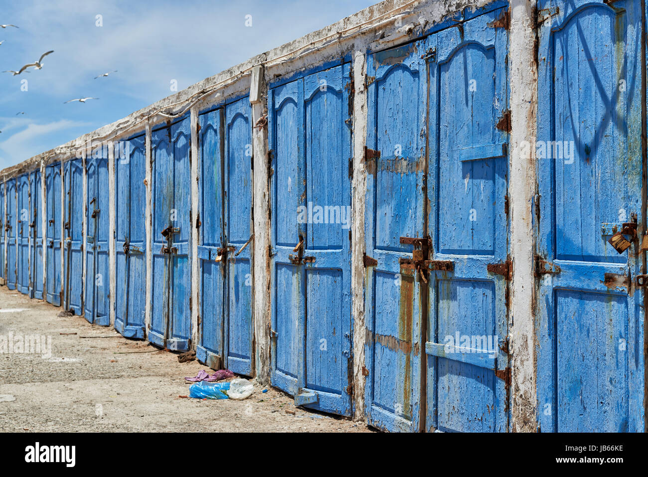 verwitterten blauen Holztüren in Reihe von Fischerei-Ausrüstung-Schuppen Stockfoto