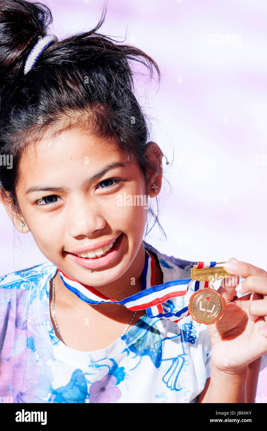 Asiatische Teenager-Mädchen mit Leichtathletik Medaille im Studio Einstellung Stockfoto
