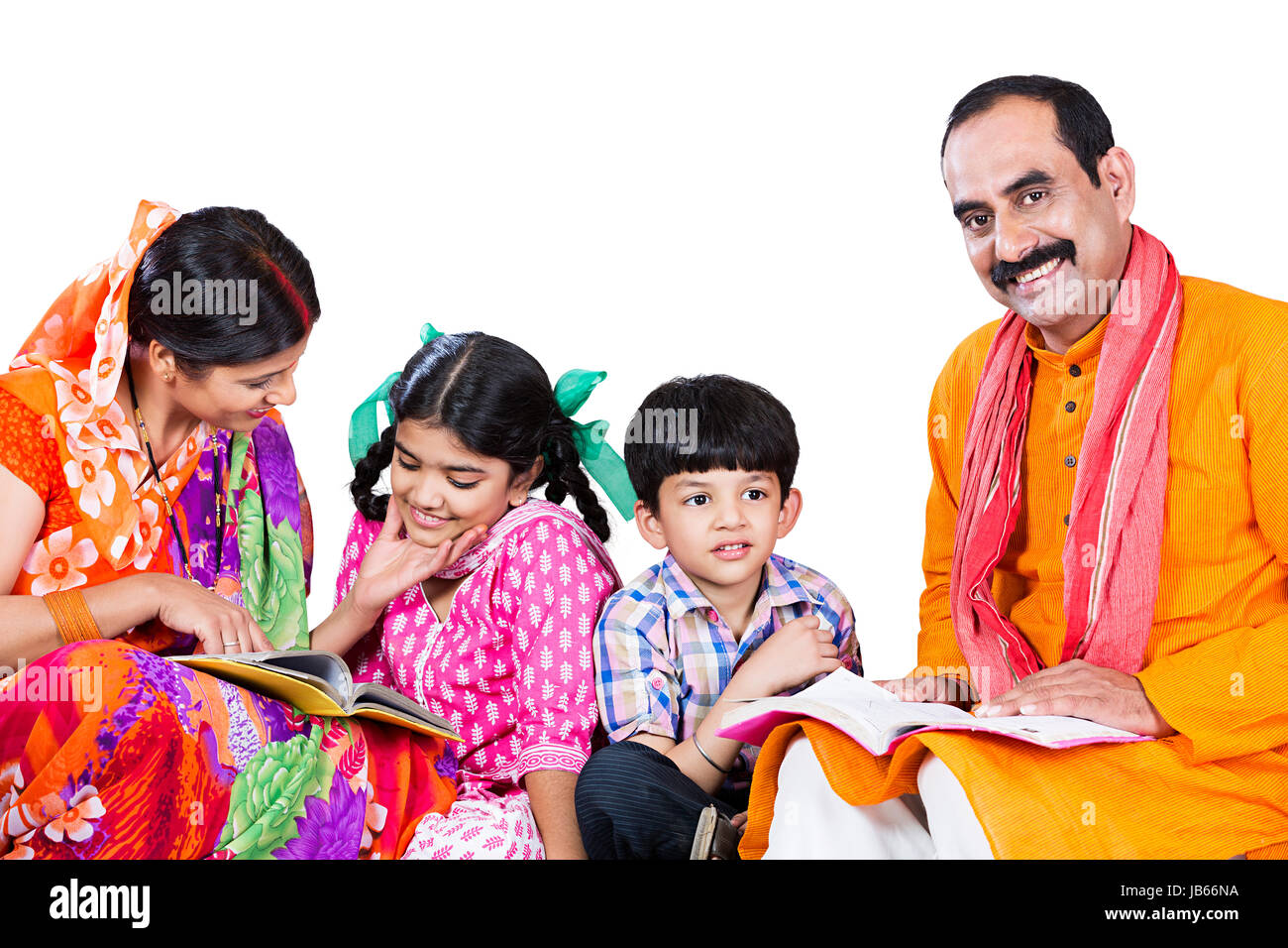 Happy Indischen ländlichen Bauern Familie - Eltern und zwei Kinder studieren Bücher helfen Lehre Bildung Stockfoto