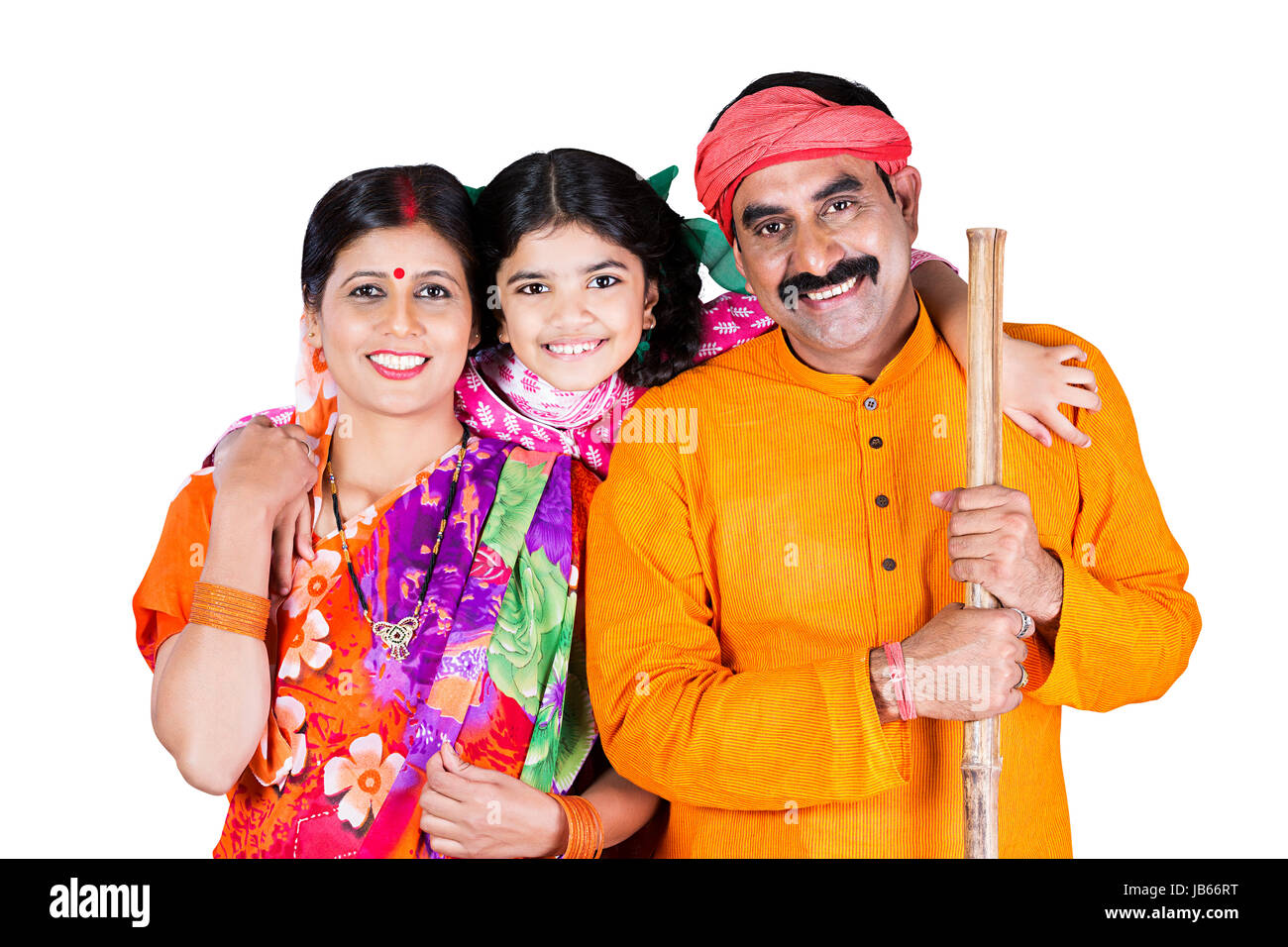 Happy Indischen ländlichen Familie - Eltern und Kind Tochter stehen gemeinsam im Studio shot auf weißem Hintergrund Stockfoto