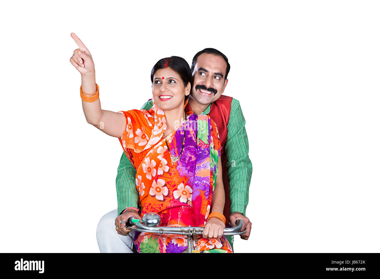 Indischen ländlichen Paar, Mann und Frau auf einem Fahrrad etwas Verweisen auf weißem Hintergrund Stockfoto