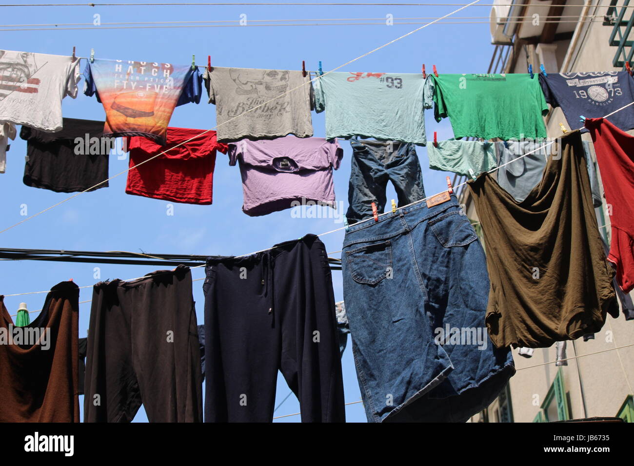 Zu drei Reihen von Wäsche trocknen in der Sonne in Split Kroatien Stockfoto