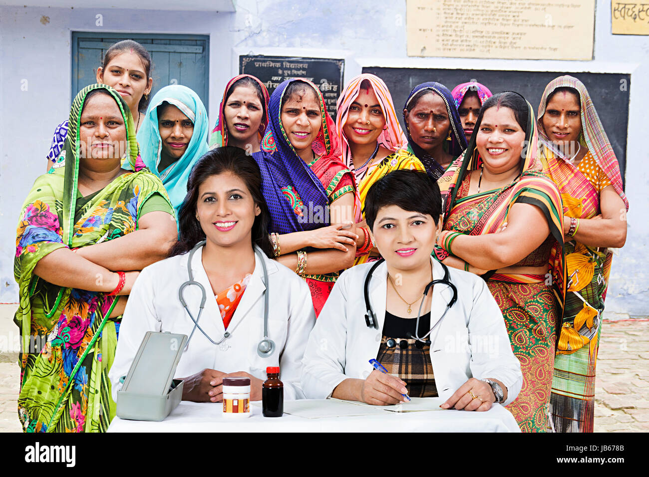 Gruppe Crowds-Indian Ärzte in Village Dispensary ländliche Frauen Behandlung Sitzen Stockfoto
