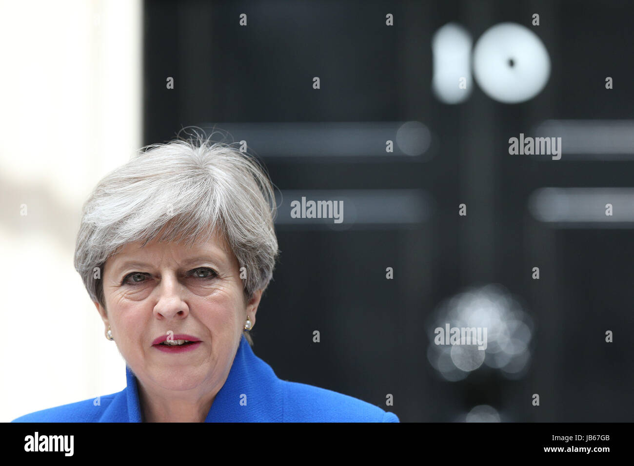 Premierminister Theresa May macht eine Aussage in der Downing Street nach sie zum Buckingham Palace zur Audienz mit Königin Elizabeth II reiste. nach den Ergebnissen der Parlamentswahl. Stockfoto