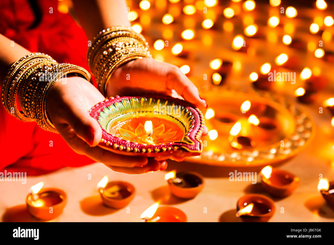 Traditionelle indische Frau Beleuchtung Diya Diwali-fest Stockfoto