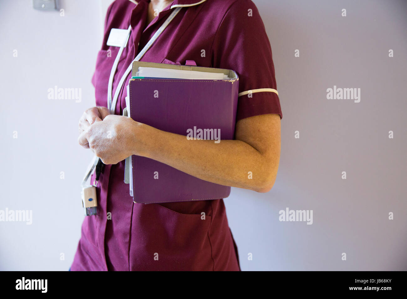 Krankenschwester-Lesung-Notizen im Krankenhaus Stockfoto