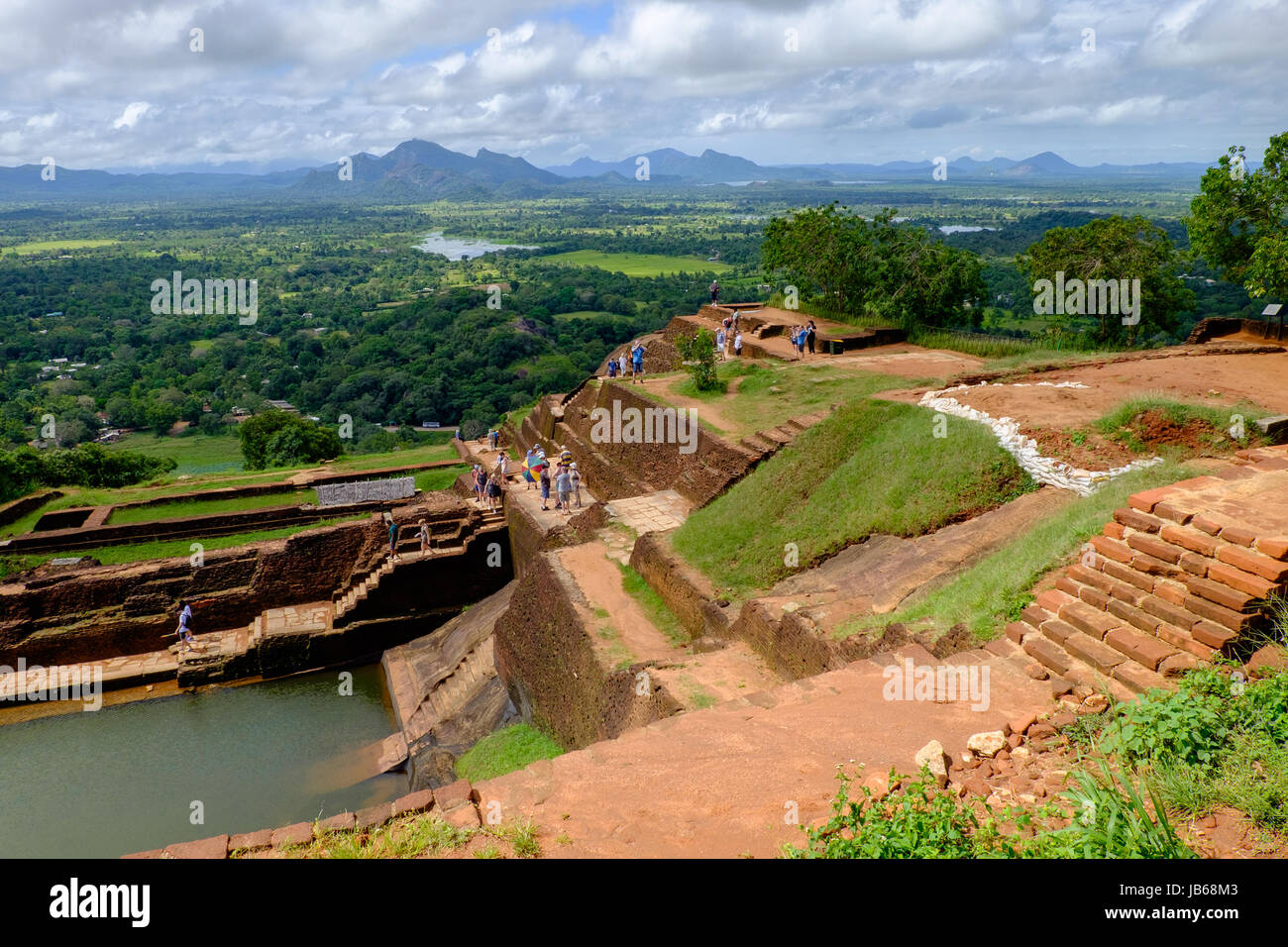 Teile des alten Palastes an der Spitze der Sigirya (oder Lion Rock), mit Blick auf den Kandalama Hügeln, Sri Lanka Stockfoto