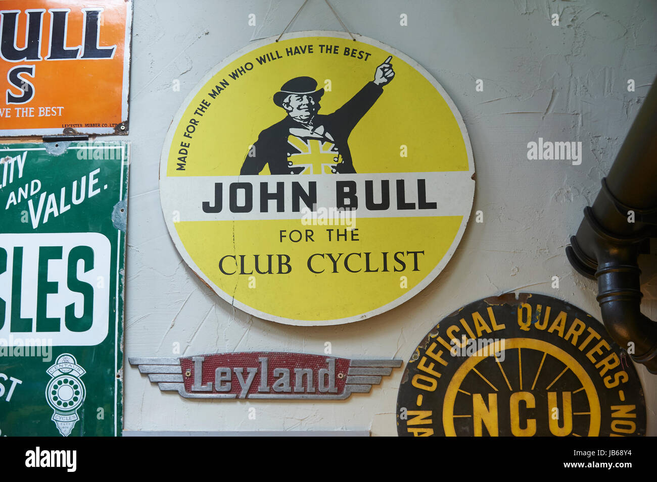 Alte Werbeschilder für Reifen Stockfoto