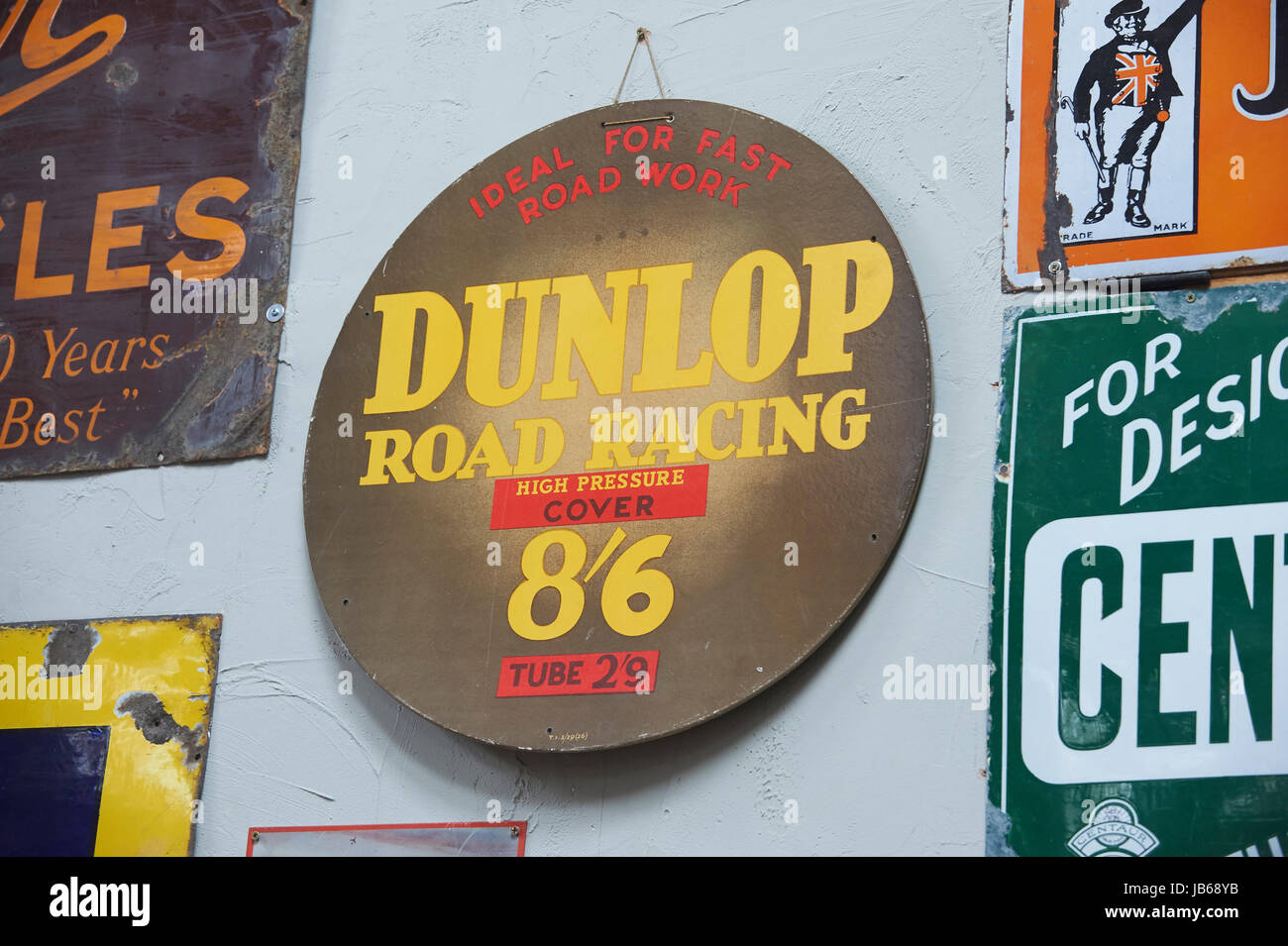 Alte Werbeschilder für Reifen Stockfoto