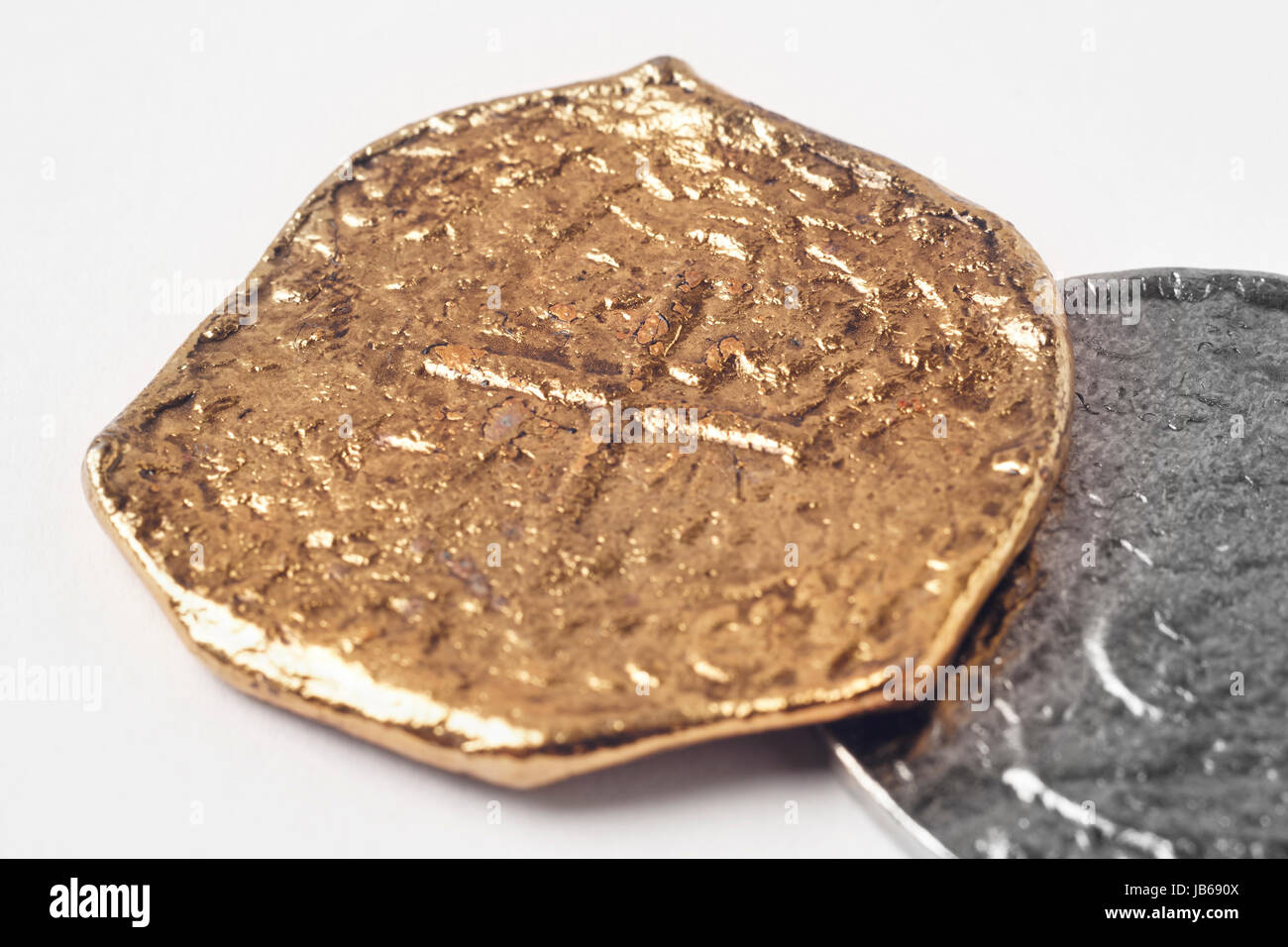 Gold Silber des 19. Jahrhunderts Dublonen isoliert auf weiss. Piraten-Hintergrund Stockfoto