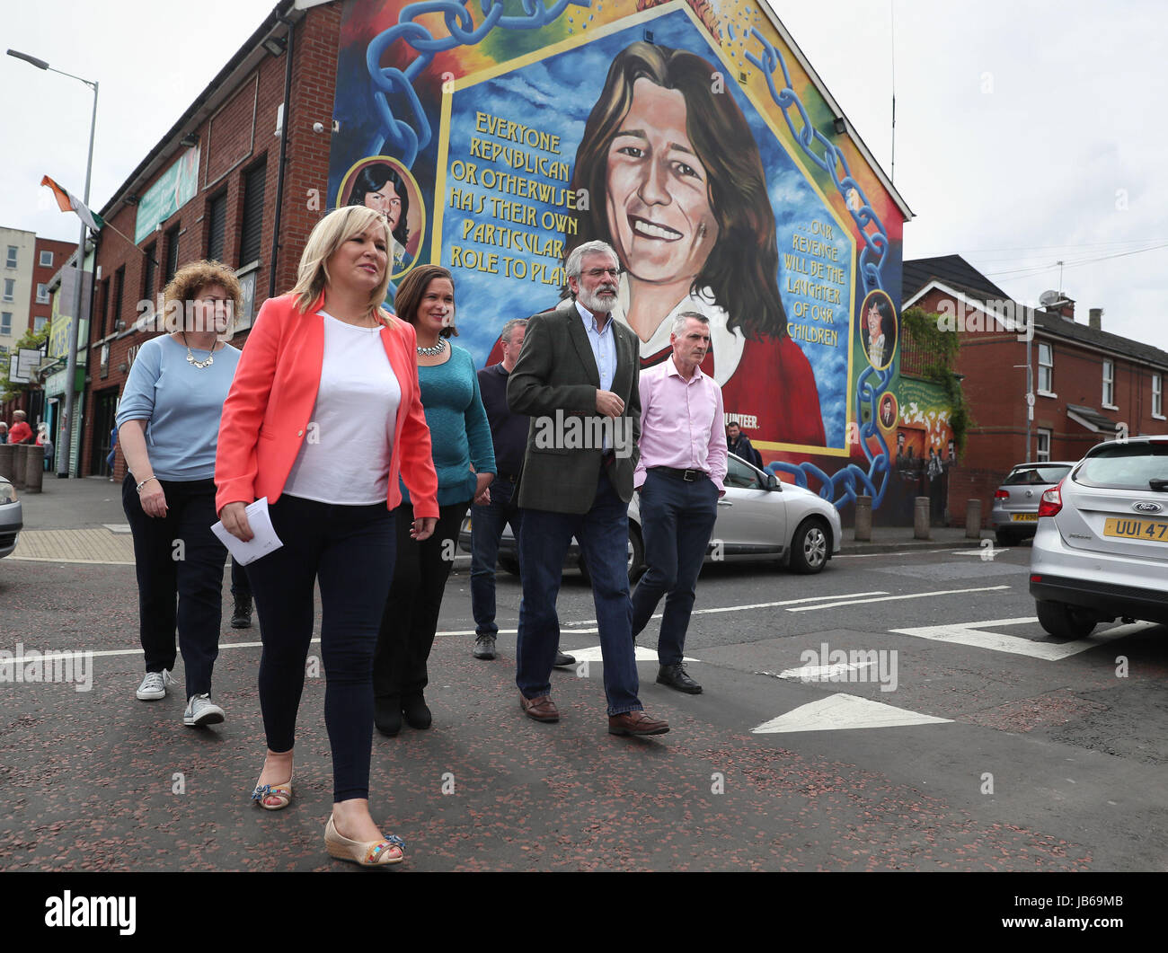 Sinn Féin Nordirland Führer Michelle O'Neill (2. von links) und Parteipräsident Gerry Adams (2. von rechts) vor Sinn Féin Büros auf der Falls Road in Belfast, nachdem die Partei mit sieben Abgeordneten nach den Parlamentswahlen hervorgegangen. Stockfoto